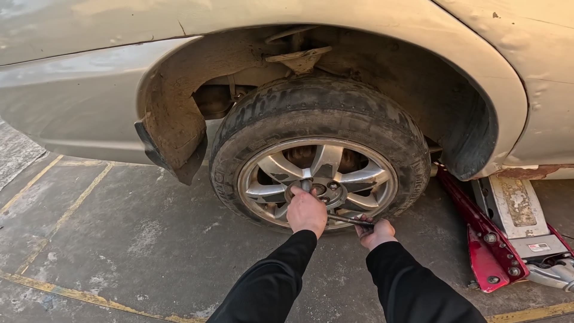 Still from a Tire removal recording — Removing tires from vehicle wheels